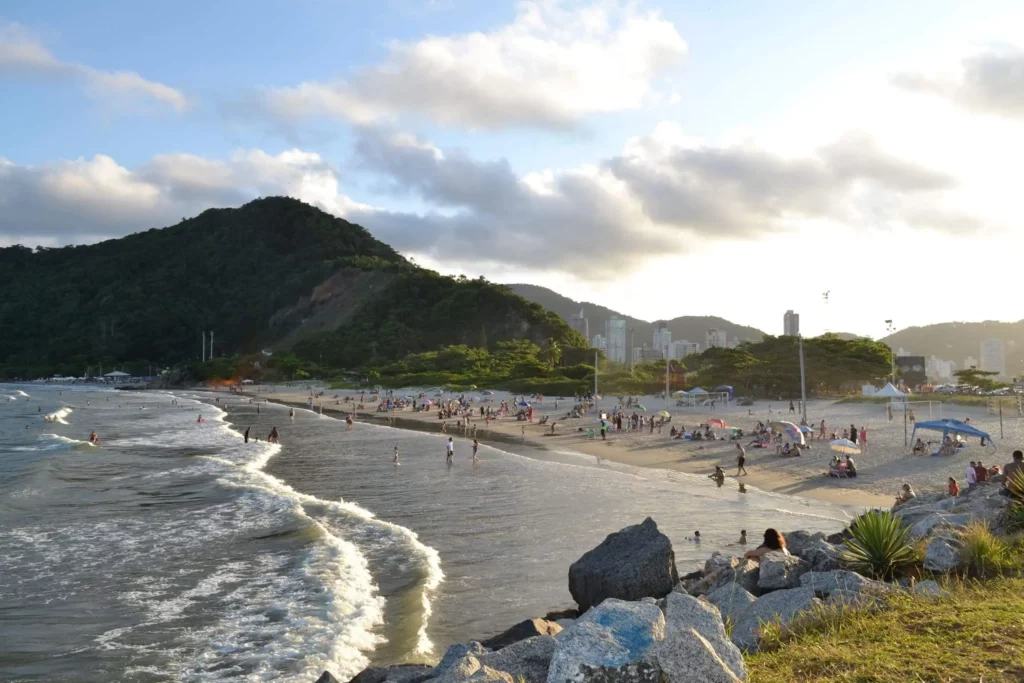 Imagem panorâmica de praia de Itajaí no fim da tarde para ilustrar matéria sobre as melhores cidades de Santa Catarina para morar e trabalhar