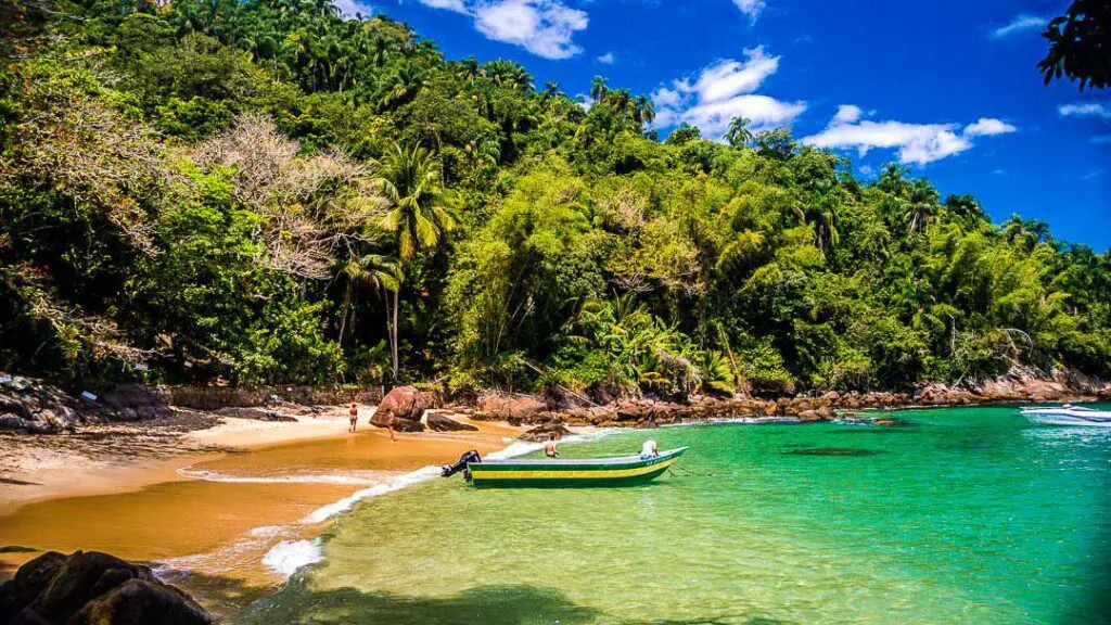 Imagem panorâmica de Ilha das Couves, em Ubatuba, para ilustrar matéria sobre as melhores praias do litoral norte de SP