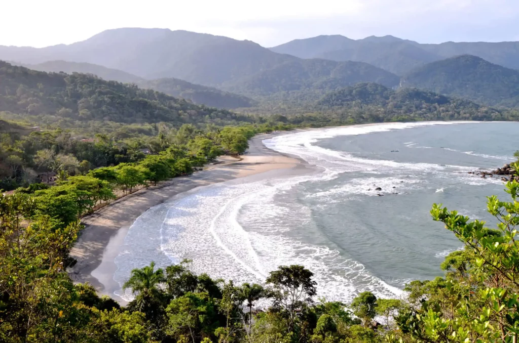 Imagem da vista aérea da Praia de Castelhanos, em Ilhabela, mostra famosa enseada em formato de coração, faixa de areia e vegetação para ilustrar matéria sobre as melhores praias do litoral norte paulista