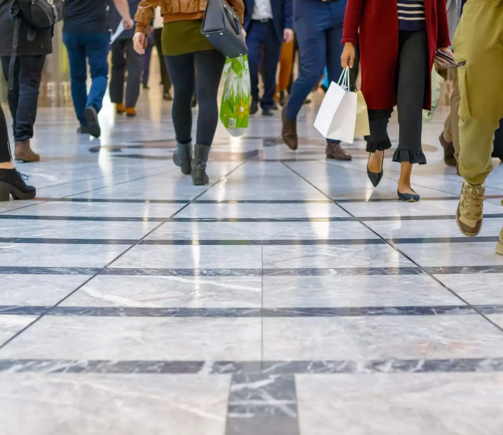 O Morumbi Shopping também mantém uma praça pública em parceria com a prefeitura, a Praça Sol Peres