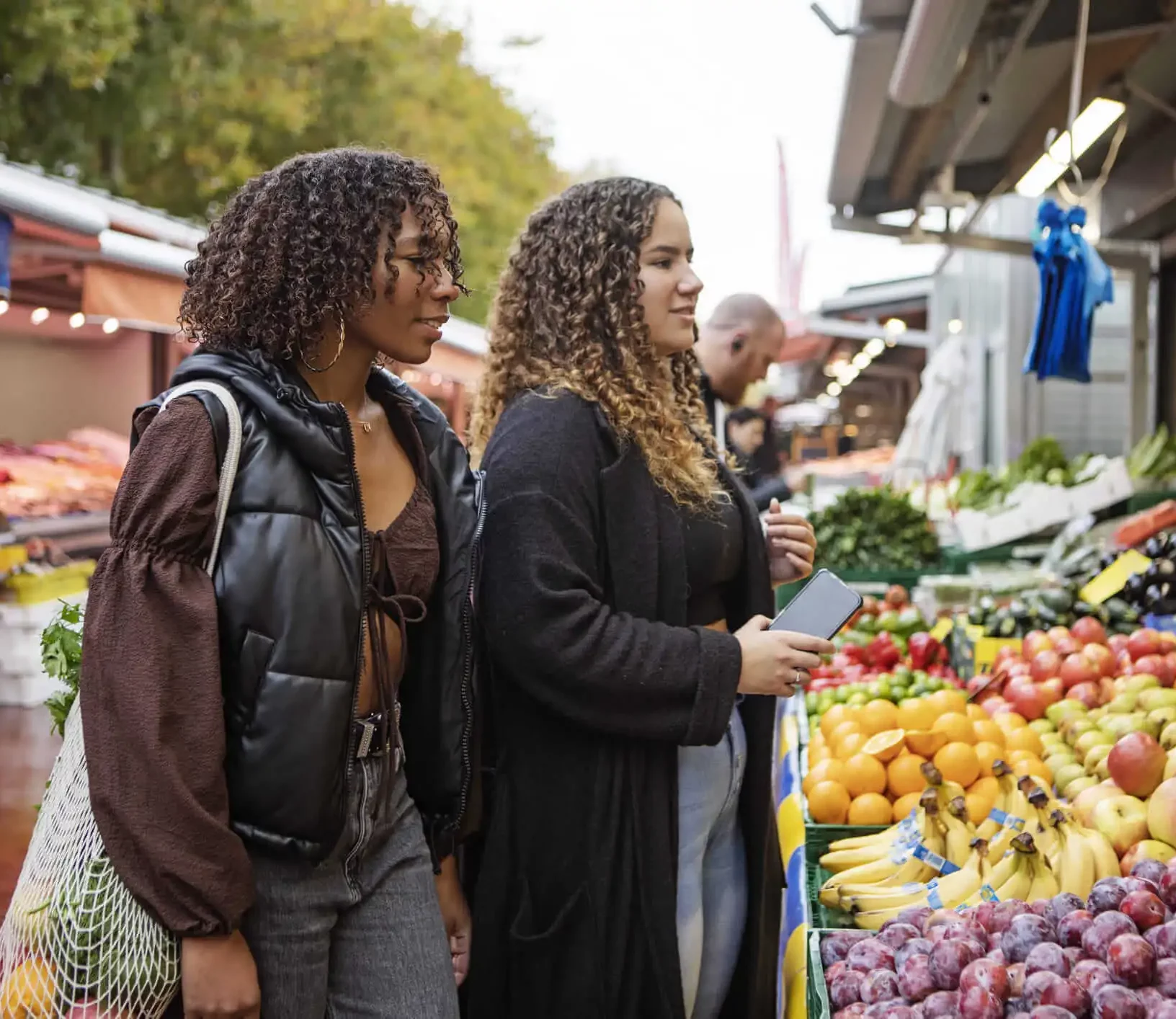 É possível encontrar feiras de rua para saborear a culinária local ou fazer compras nas proximidades do terminal Vila Nova Cachoeirinha 