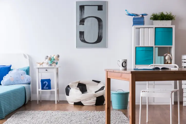 Foto de quarto infantil com puff de bola de futebol.