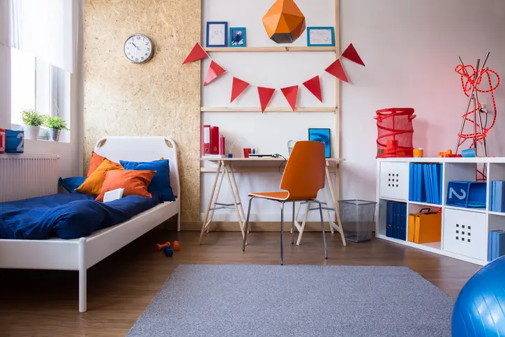 Foto de quarto infantil com decoração azul e laranja.