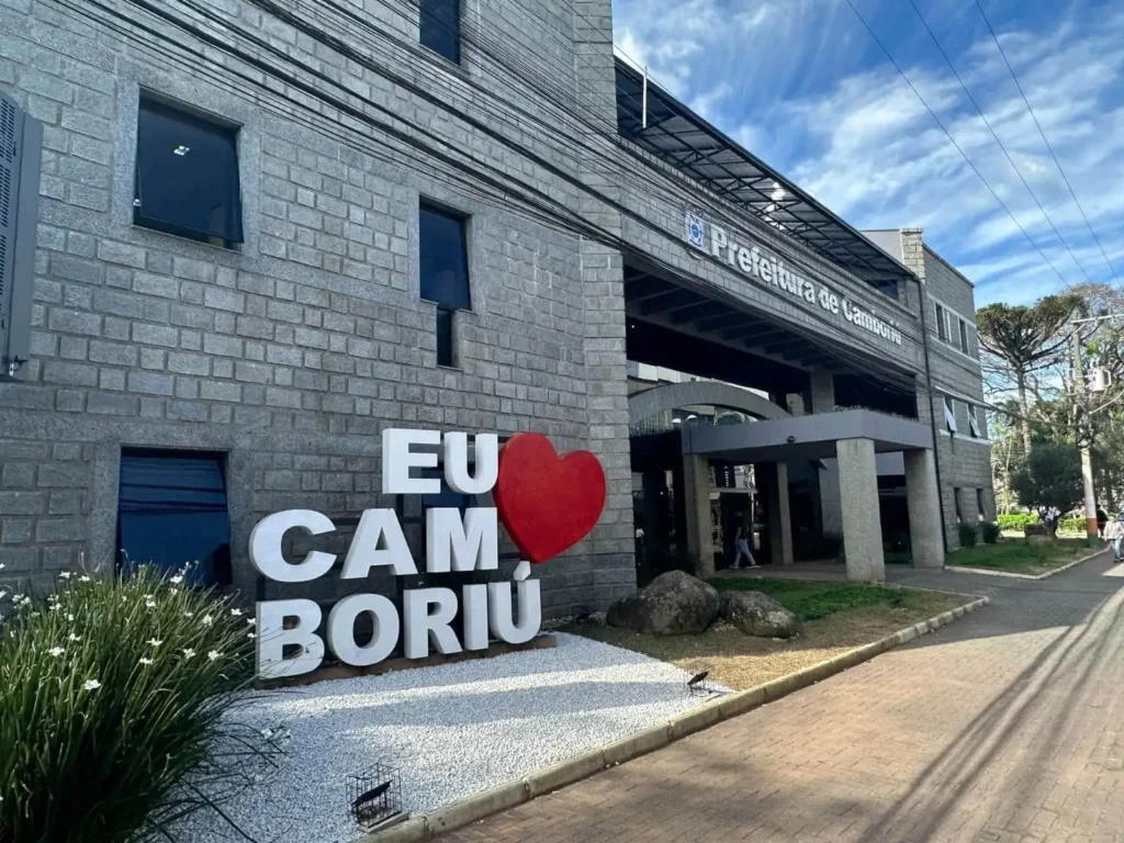 Imagem de letreiro com os dizeres “Eu amo Camboriú” em frente ao prédio da prefeitura da cidade