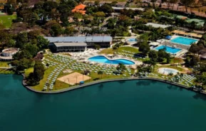 Foto que ilustra matéria sobre os clubes em Brasília mostra uma vista do alto do Iate Clube de Brasília, às margens do Lago Paranoá (Foto: Divulgação Iate Clube de Brasília)