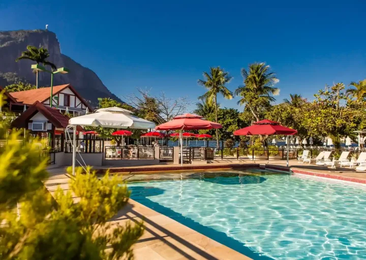 Foto que ilustra matéria sobre clubes no Rio de Janeiro mostra a piscina do Clube Naval Piraquê, na Lagoa, com o Corcovado e o Cristo Redentor ao fundo (Foto: Divulgação)