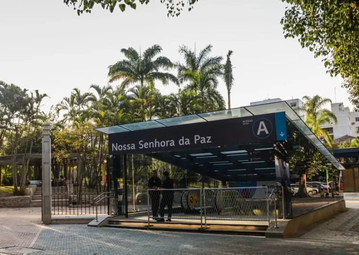 Foto mostra a entrada da Estação Nossa Senhora da Paz do metrô do Rio de Janeiro, localizada no bairro de Ipanema (Foto: Shutterstock)