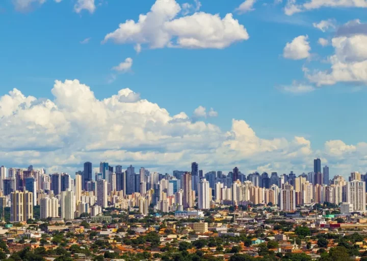 Foto que ilustra matéria sobre a Região Metropolitana de Goiânia mostra os prédios da cidade de Goiânia vista do alto e de longe (Foto: Shutterstock)