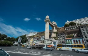 Foto que ilustra matéria sobre a Região Metropolitana de Salvador mostra o Elevador Lacerda visto da parte baixa da cidade (Foto: Márcio Filho - MTUR)