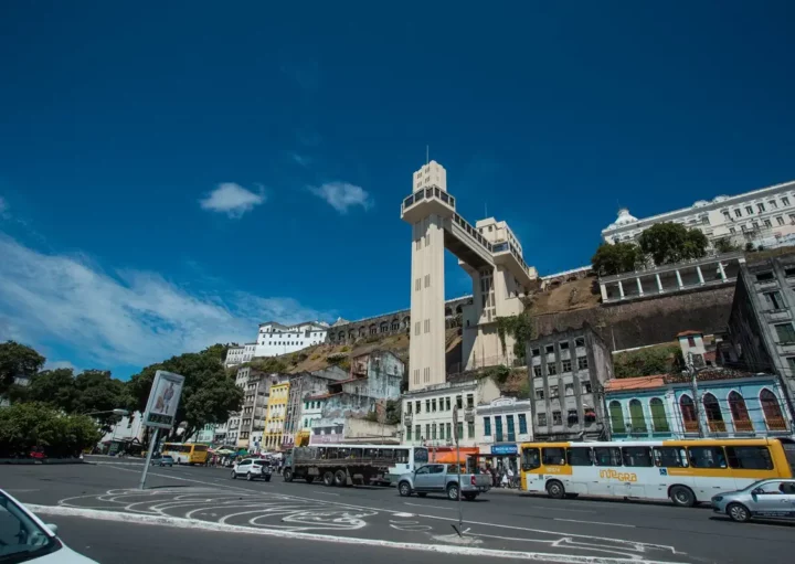 Foto que ilustra matéria sobre a Região Metropolitana de Salvador mostra o Elevador Lacerda visto da parte baixa da cidade (Foto: Márcio Filho - MTUR)