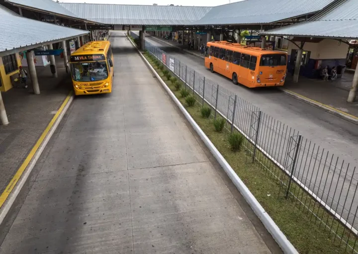 Foto mostra dois ônibus chegando em diferentes plataformas do Terminal Pinhais (Foto: Maurilio Cheli | Divulgação AMEP)