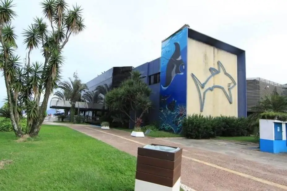 Imagem da estrutura externa do Aquário Municipal de Santos