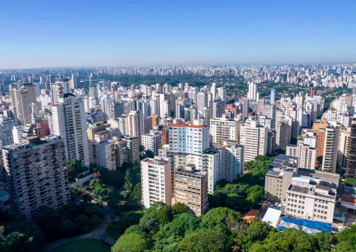 Imagem aérea de prédios e residências de São Paulo para ilustrar matéria sobre os bairros mais populosos de SP