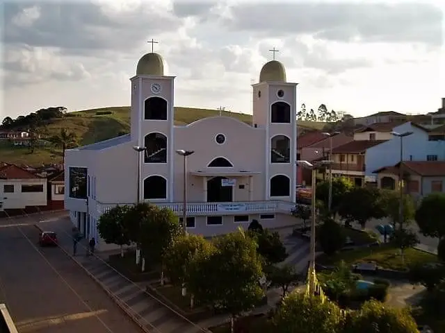 Imagem da vista aérea de Senador Amaral, em Minas Gerais, mostra prédios e vegetação da cidade para ilustrar matéria sobre qual é a cidade mais alta do Brasil