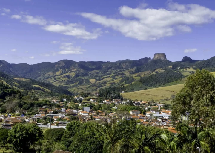 Imagem da vista aérea de Campos do Jordão, em São Paulo, mostra prédios e casas da cidade cercados por montanhas e vegetação para ilustrar matéria sobre as cidades mais altas do Brasil