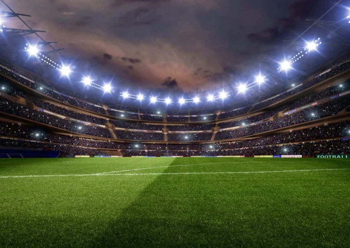 Imagem da estrutura de um estádio de futebol vista do campo mostra arquibancadas e iluminação para ilustrar matéria sobre estádios em São Paulo