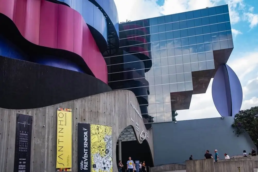 Imagem da fachada externa do Instituto Tomie Ohtake, que fica perto de uma das estações da Linha 9-Esmeralda