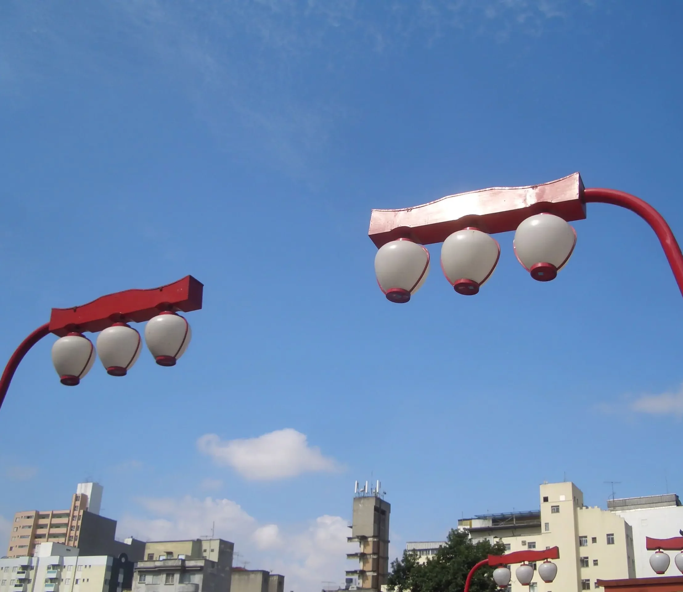 A paisagem urbana do bairro é marcado por elementos tradicionais da cultura oriental