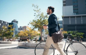 Foto de um homem indo trabalhar de bicicleta.