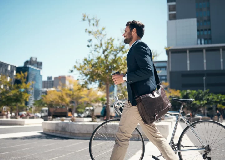 Foto de um homem indo trabalhar de bicicleta.