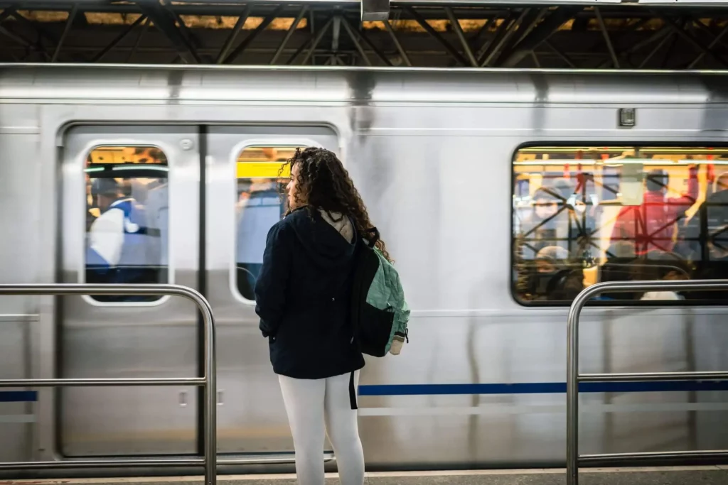 Imagem de uma mulher em estação de metrô esperando o trem chegar para ilustrar matéria sobre o que fazer na Zona Sul de SP hoje