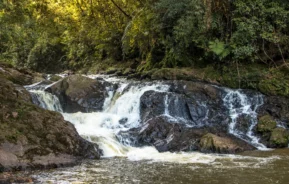 Foto de uma cachoeira localizada no bairro Parelheiros - Extremo Sul de SP