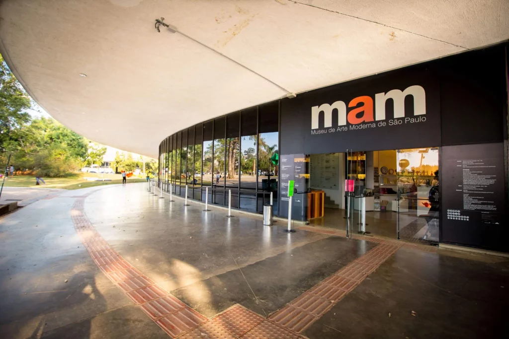 Imagem da entrada do Museu de Arte Moderna (MAM), no Parque Ibirapuera, para ilustrar matéria sobre passeio na Zona Sul de SP