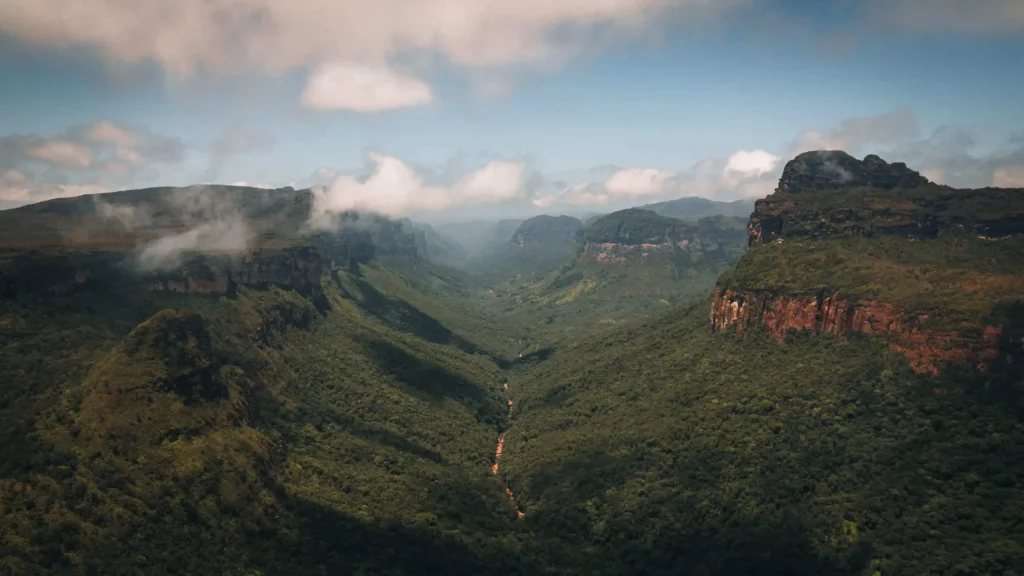 Imagem aérea do Vale do Pati, na Chapada Diamantina, Bahia, para ilustrar matéria sobre qual a cidade mais alta e fria do Nordeste