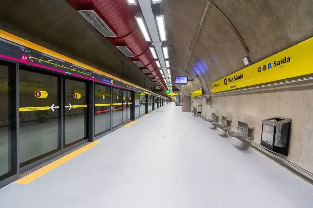 Imagem da estação Vila Sônia mostra ambiente de embarque de passageiros para ilustrar matéria sobre quando foi inaugurada a Linha Amarela, em São Paulo