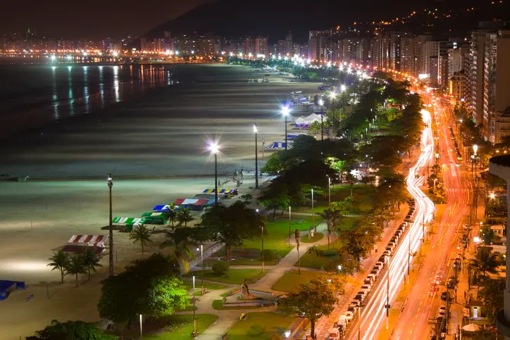 Vista da beira da praia de Santos a noite.