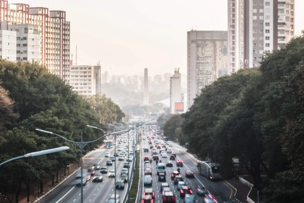 Imagem da vista aérea da Avenida 23 de Maio mostra tráfego de veículos para ilustrar matéria sobre trânsito de SP em tempo real