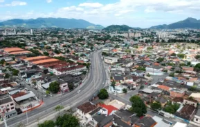 Foto que ilustra matéria sobre o bairro mais populoso do Brasil mostra Campo Grande, no Rio de Janeiro, visto do alto (Foto: Shutterstock)