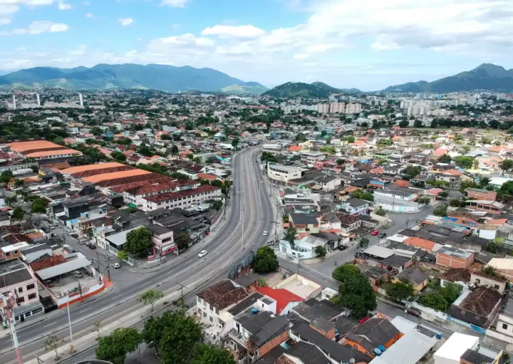 Foto que ilustra matéria sobre o bairro mais populoso do Brasil mostra Campo Grande, no Rio de Janeiro, visto do alto (Foto: Shutterstock)