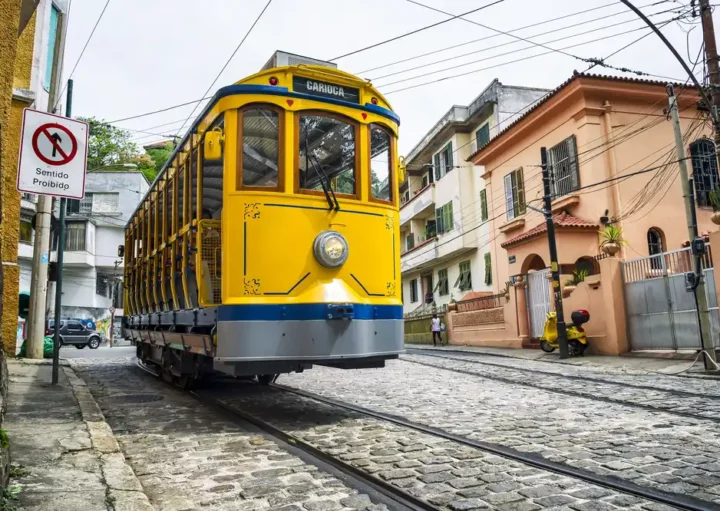 Foto mostra o bonde Santa Teresa circulando pelas ruas do bairro de Santa Teresa, no Rio de Janeiro (Foto: Shutterstock)