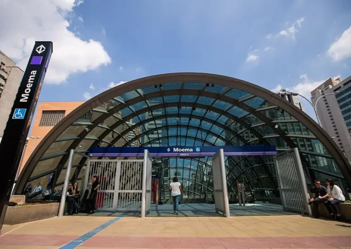 Foto mostra a entrada da Estação Moema do metrô de São Paulo (Foto: Wikimedia Commons)