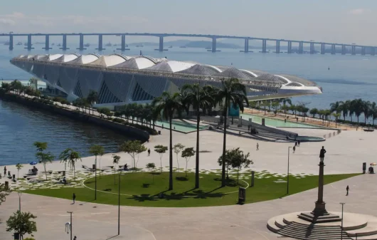 Foto que ilustra matéria sobre museus no Brasil mostra o Museu do Amanhã, no Rio de Janeiro, com a Baía de Guanabara e a Ponte Rio-Niterói ao fundo (Foto: Bruna Prado | Mtur Destinos)