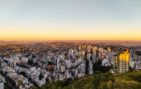 Imagem da vista aérea da cidade de Belo Horizonte, em Minas Gerais, mostra prédios e horizonte ao nascer do sol para ilustrar matéria sobre os bairros mais populosos de BH