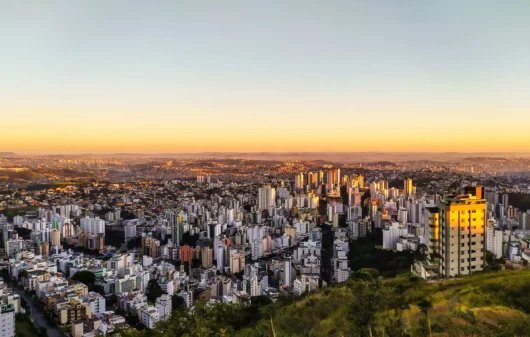 Imagem da vista aérea da cidade de Belo Horizonte, em Minas Gerais, mostra prédios e horizonte ao nascer do sol para ilustrar matéria sobre os bairros mais populosos de BH