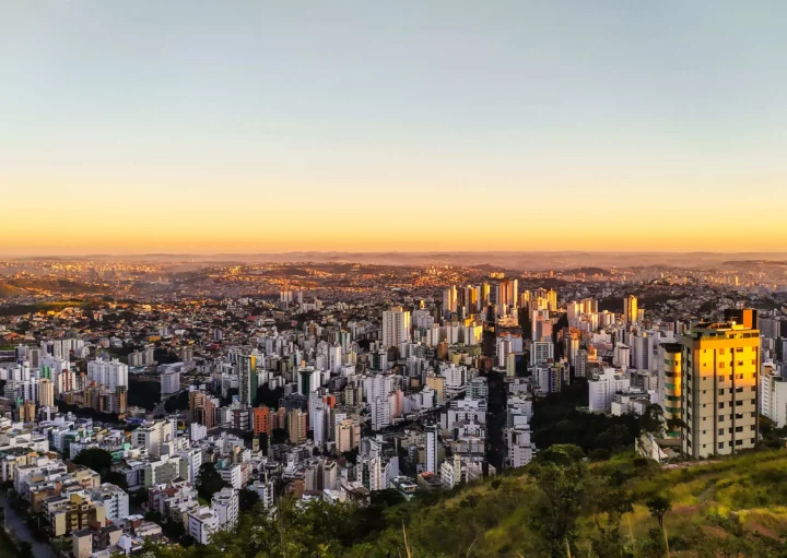 Imagem da vista aérea da cidade de Belo Horizonte, em Minas Gerais, mostra prédios e horizonte ao nascer do sol para ilustrar matéria sobre os bairros mais populosos de BH