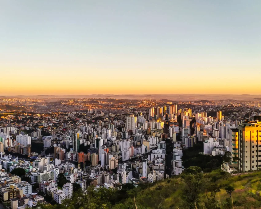 Imagem da vista aérea da cidade de Belo Horizonte, em Minas Gerais, mostra prédios e horizonte ao nascer do sol para ilustrar matéria sobre os bairros mais populosos de BH