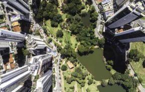 Imagem da vista superior de Goiânia mostra Parque Flamboyant e prédios ao redor para ilustrar matéria sobre os bairros mais populosos de Goiânia