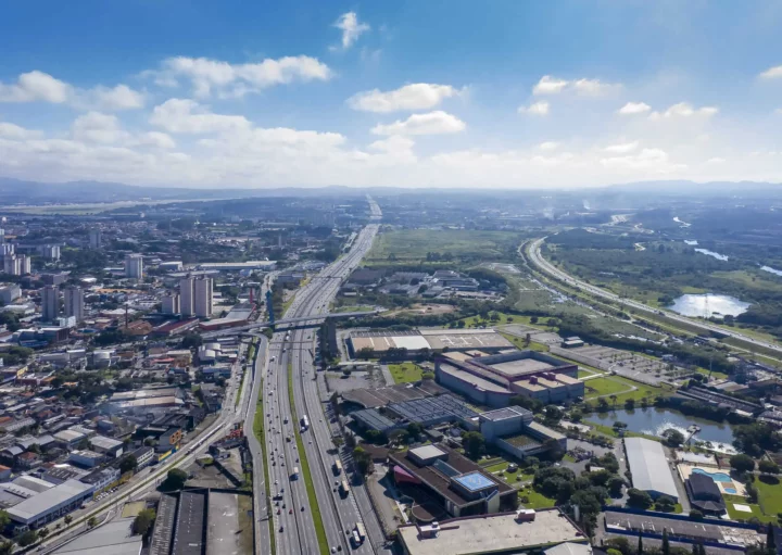 Imagem aérea da Rodovia Presidente Dutra em parte da cidade de Guarulhos para ilustrar matéria sobre os bairros mais populosos de Guarulhos