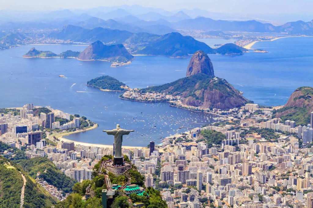 Imagem aérea de bairro residencial próximo ao Cristo Redentor e o Pão de Açúcar para ilustrar matéria sobre os bairros mais quentes do RJ