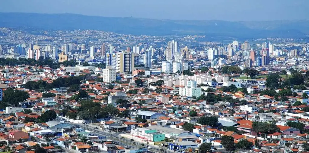 Imagem da vista aérea da cidade de Sorocaba mostra avenidas, casas, prédios e montanhas ao fundo para ilustrar matéria sobre os bairros nobres de Sorocaba