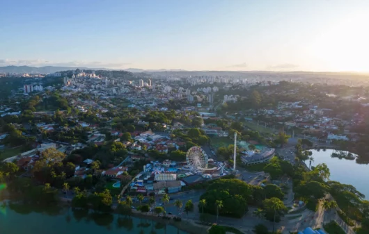 Imagem aérea da Lagoa da Pampulha próxima a residências, em Minas Gerais, Belo Horizonte, durante o entardecer, para ilustrar matéria sobre as cidades que mais crescem em Minas Gerais