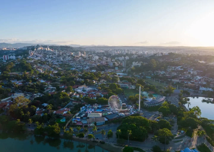 Imagem aérea da Lagoa da Pampulha próxima a residências, em Minas Gerais, Belo Horizonte, durante o entardecer, para ilustrar matéria sobre as cidades que mais crescem em Minas Gerais