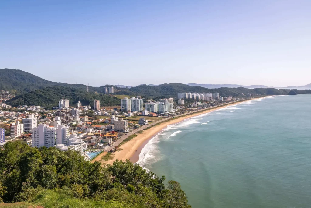 Imagem da vista aérea da Praia Brava, em Balneário Camboriú, para ilustrar matéria sobre as cidades que mais crescem em Santa Catarina