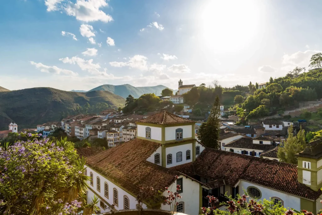 Imagem aérea de casas em Ouro Preto, Minas Gerais, para ilustrar matéria sobre crescimento em Minas Gerais
