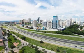 Imagem da vista aérea de Sorocaba mostra avenidas, prédios, casas e vegetação em um dia de céu azul para ilustrar matéria sobre os melhores bairros de Sorocaba