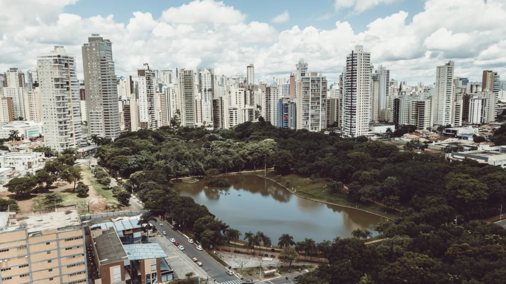 Imagem do Parque Vaca Brava, em Goiânia, mostra lago, vegetação e prédios 